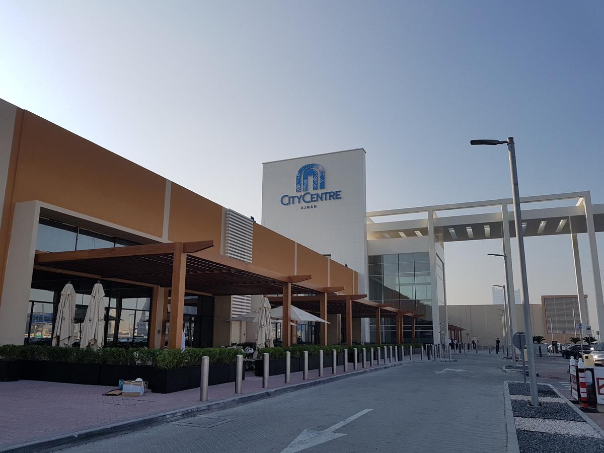 Radisson Blu Hotel, Ajman Exterior photo Mall of the Emirates